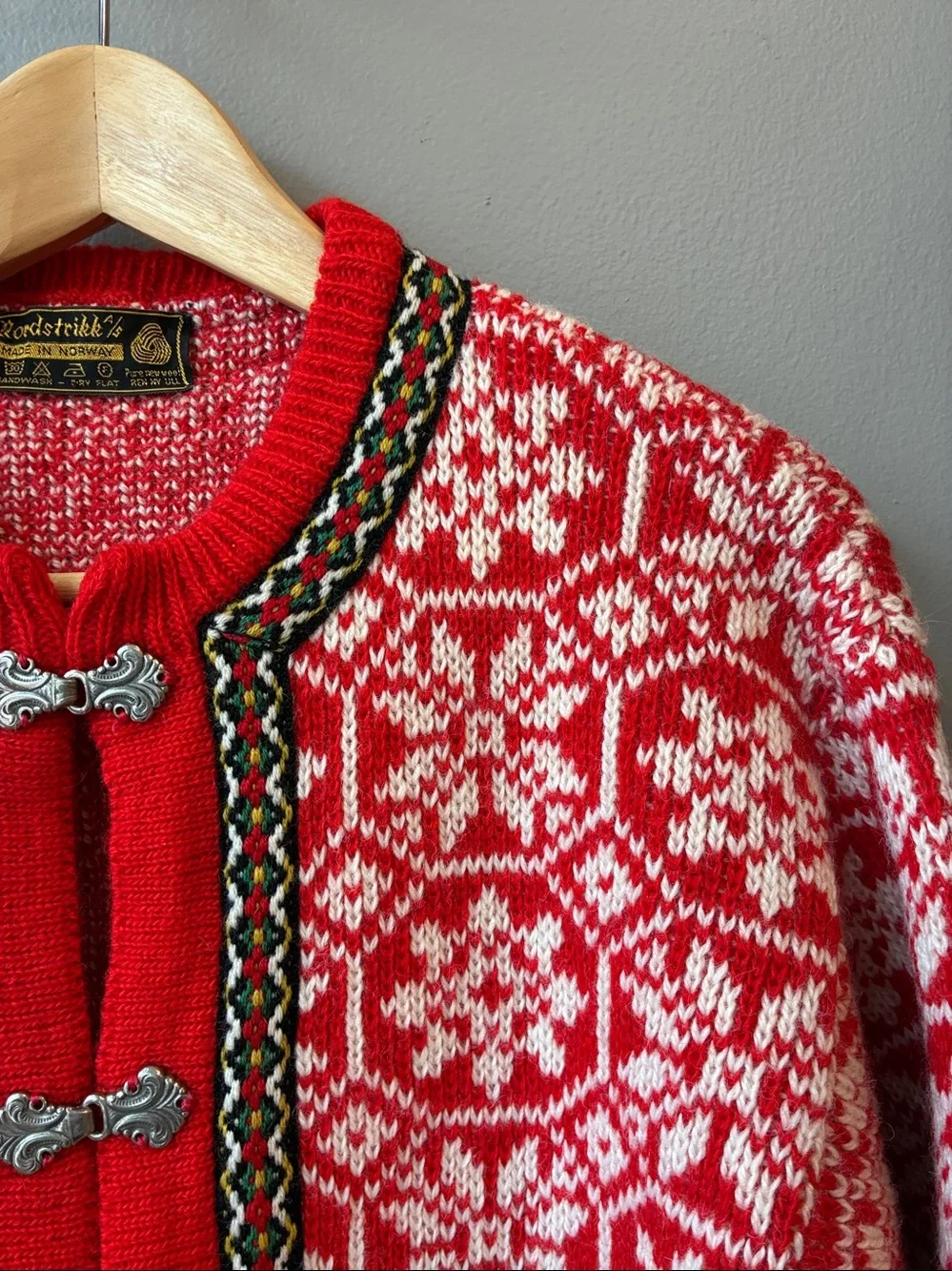 Nordstrikk’s Vintage Norwegian Red & White Wool Cardigan with Pewter Clasps - Picture 2 of 7